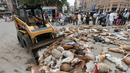 Petugas mengevakuasi bangkai anjing di Karachi, Pakistan, Kamis (4/8). Pemerintah setempat terpaksa melakukan pembinasaan tersebut dengan alasan jumlah anjing liar yang terus meningkat. (REUTERS/Akhtar Soomro)
