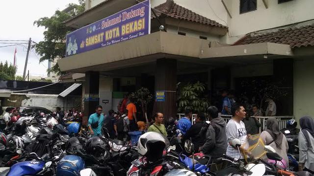 Jelang Kenaikan Biaya Urus Stnk Samsat Bekasi Dipadati