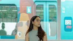 Perempuan berdarah Iran ini juga ikut menikmati fasilitas publik MRT. Penampilannya pun terlihat simpel dengan dress polos berwarna pastel. Meski busananya terkesan simpel, ia terlihat cantik dan memesona. (Liputan6.com/IG/@yasaminjasem)
