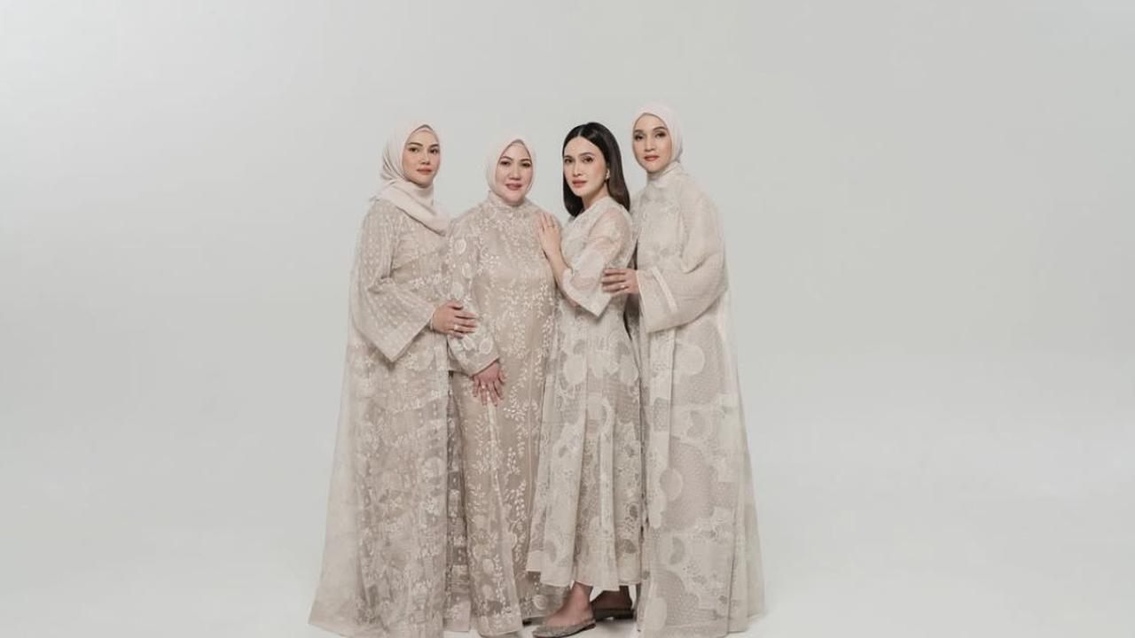 7 Potret Keluarga Besar Shandy Aulia yang Tampil Kompak dalam Busana Krem