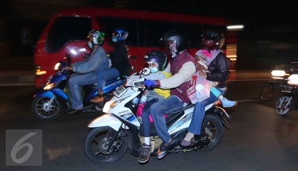 Pemudik motor membawa anak mereka yang masih kecil saat melintasi jalur Pantura, Jawa Barat, Jumat (1/7). Masih banyak pemudik dengan sepeda motor yang nekat membawa anak kecil dan melebihi kapasitas muatan. (Liputan6.com/Angga Yuniar)