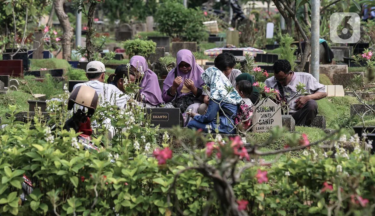 <p>Sejumlah warga berdoa saat ziarah kubur di Tempat Pemakaman Umum (TPU) Karet Bivak, Jakarta, Senin (2/5/2022). Menyambut Hari Raya Idul Fitri 1443 H, umat Islam melakukan ziarah kubur mendoakan sanak keluarga dan kerabat yang sudah wafat. (Liputan6.com/Johan Tallo)</p>