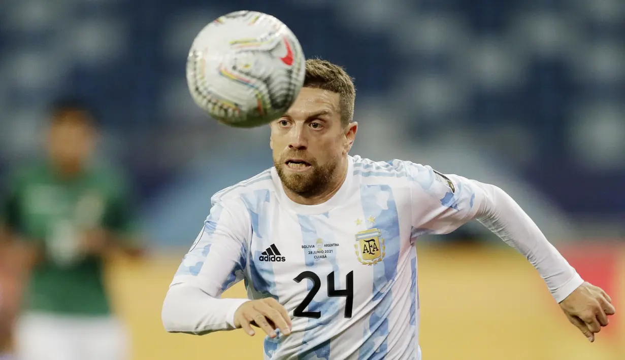 Terus menekan pertahanan Bolivia, Argentina akhirnya membuka keunggulan pada menit keenam lewat Alejandro "Papu" Gomez. (AP/Bruna Prado)