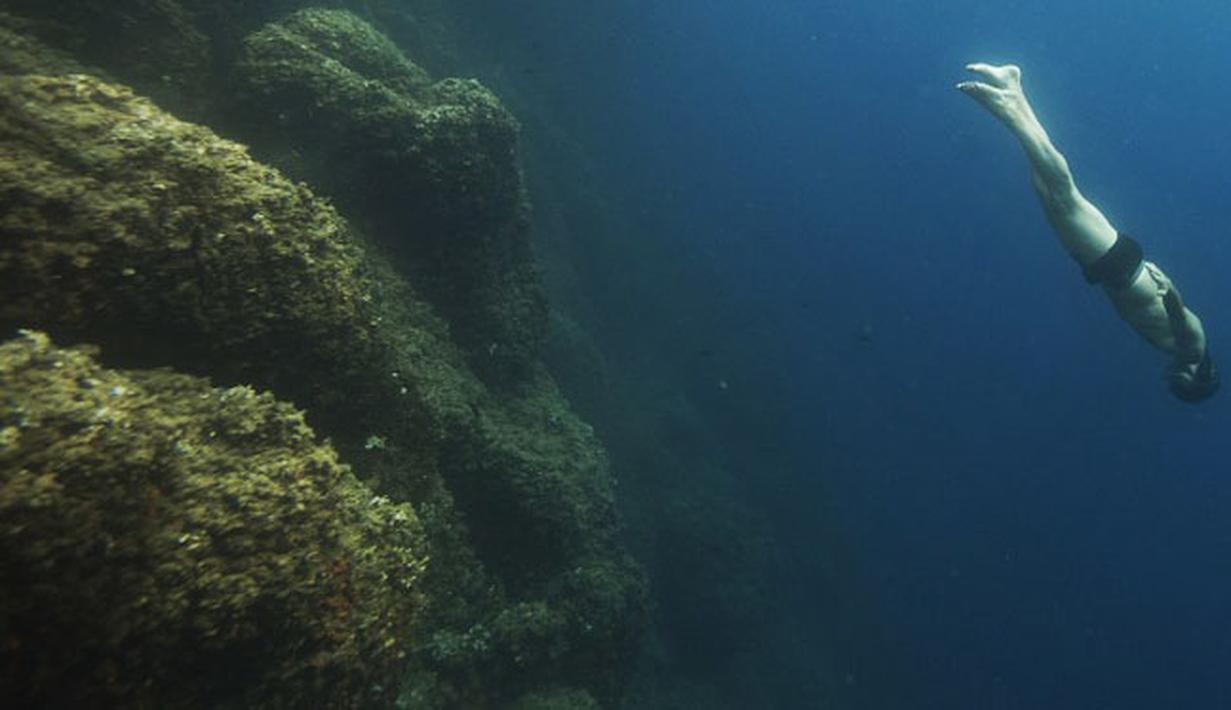 Penyelam Perancis Guillaume Nery terlihat menyelam saat sesi latihan di laut Mediterania, Nice, Perancis, (18/7/ 2015). Nery akan mengikuti lomba individu menyelam yang digelar September mendatang di Siprus. (AFP PHOTO/Boris Horvat)
