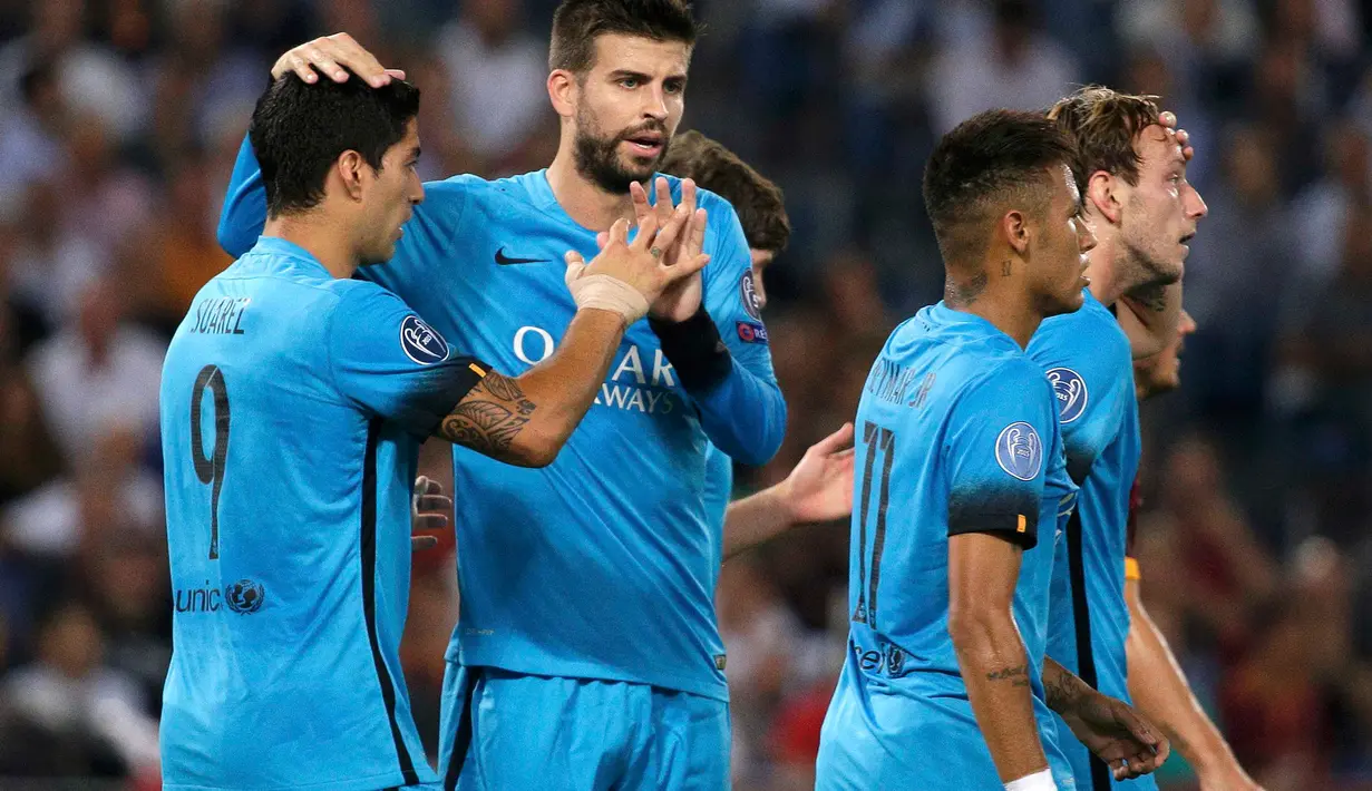 Penyerang Barcelona, Luis Suarez (kiri) melakukan selebrasi usai mencetak gol ke gawang AS Roma pada laga penyisihan grup E Liga Champions di Olimpico Stadium (17/9/2015). Barcelona menahan imbang tuan rumah AS Roma dengan skor 1-1. (REUTERS/Max Rossi)