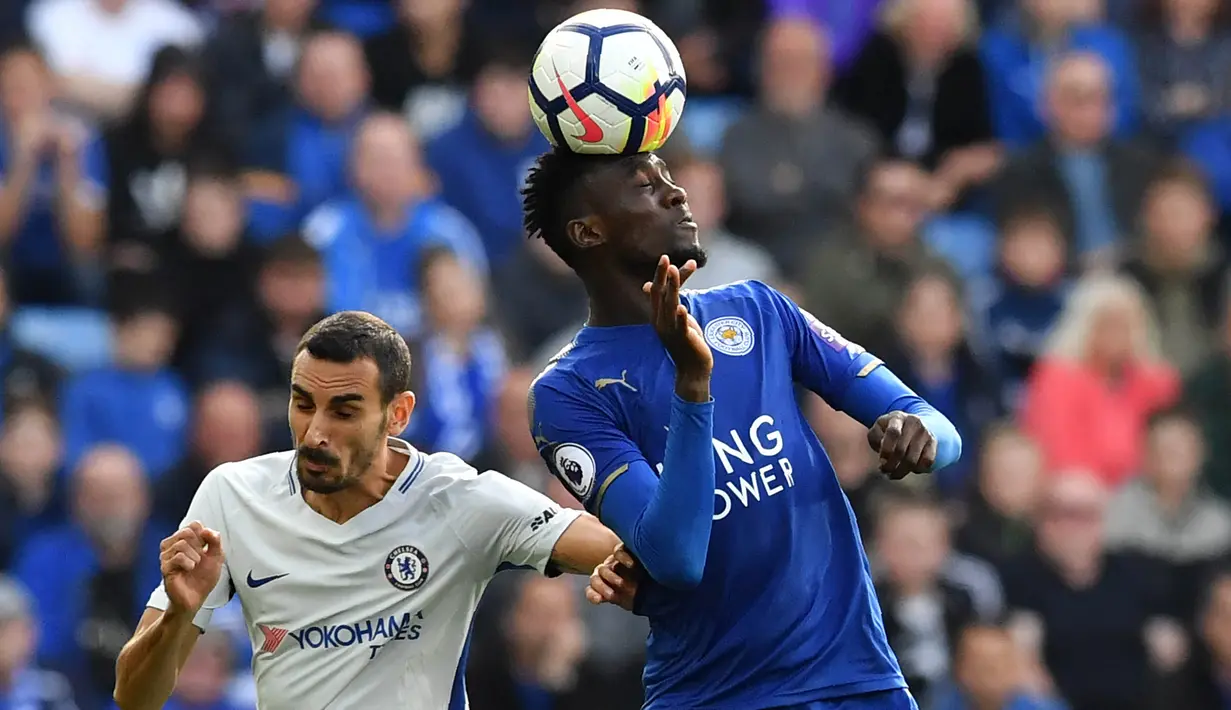 Gelandang Leicester, Wilfred Ndidi, mengamankan bola dari bek Chelsea, Davide Zappacosta, pada laga Premier League di Stadion King Power, Leicester, Sabtu (9/9/2017). Leicester kalah 1-2 dari Chelsea. (AFP/Ben Stansall)