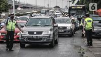Petugas kepolisian memberhentikan mobil yang melanggar aturan ganjil genap di Jalan MT Haryono, Jakarta, Kamis (28/10/2021). Para pelanggar sistem ganjil genap dikenakan sanksi tilang berupa denda maksimal Rp500 ribu. (merdeka.com/Iqbal S Nugroho)
