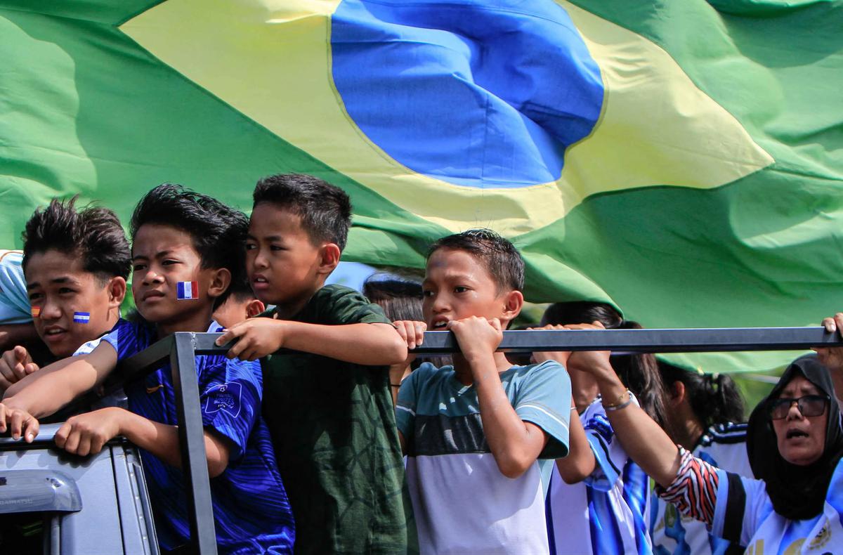 FOTO: Ratusan Warga Gelar Konvoi Sambut Piala Dunia 2026 k