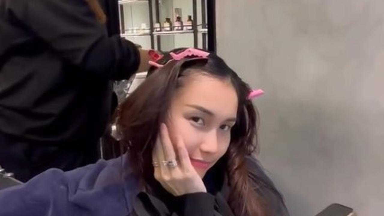 Tahun Baru Warna Baru, Ini 7 Potret Penampilan Ayu Ting Ting Usai Ubah Gaya Rambut