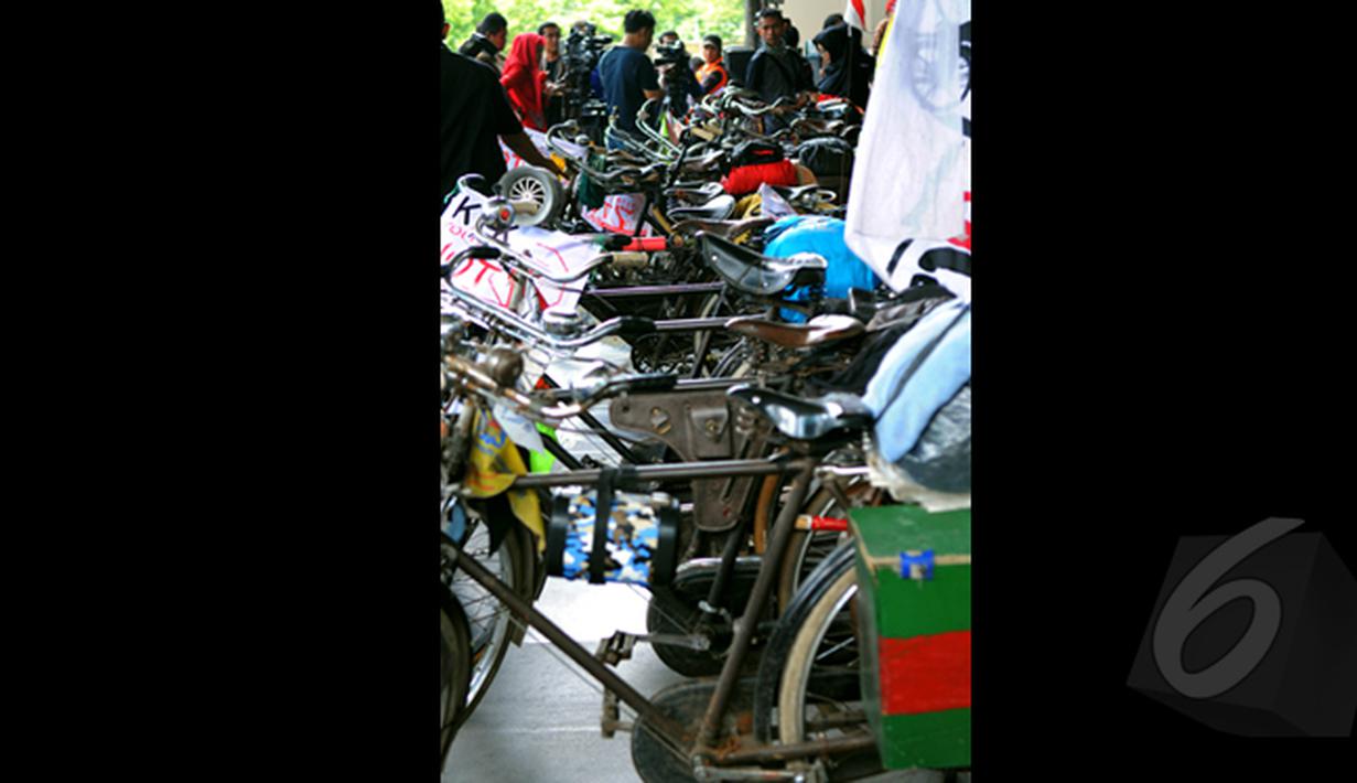 Sejumlah sepeda ontel terparkir di depan Komisi Pemberantasan Korupsi (KPK), Jakarta, Senin (16/02/15). Para pelajar mengayuh sepeda ontel selama 13 hari dari  Jember menuju Jakarta untuk mendukung KPK. (Liputan6.com/Faisal R Syam)