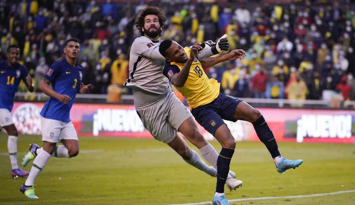 Menjelang akhir laga, Brasil terus ditekan Ekuador. Hasilnya, tuan rumah memperoleh hadiah penalti usai Alisson Becker dianggap melakukan pelanggaran terhadap Ayrton Preciado. (AFP/Pool/Santiago Arcos)