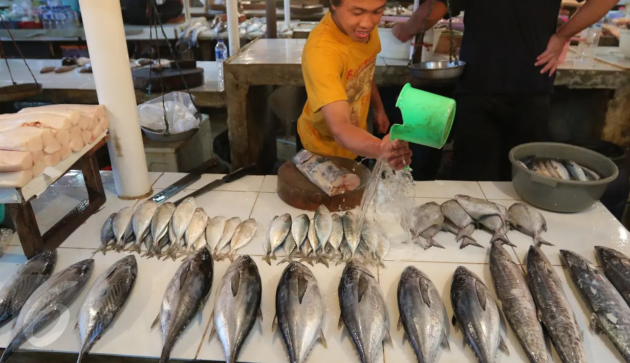Aktivitas pedagang ikan di Pasar Senen, Jakarta, (23/5). Kredit untuk sektor kelautan dan perikanan pada tahun 2016 dapat mencapai hingga sebesar Rp9,2 triliun. (Liputan6.com/Angga Yuniar)