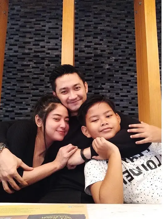 Dewi Perssik dan Angga Wijaya