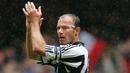 Alan Shearer (Newcastle) - Legenda Newcastle ini tercatat memiliki rekor gol cepat di Premier League. Shearer mencatatkan waktu 10,52 detik ketika membobol gawang Manchester City pada Januari 2003. (AFP/Adrian Dennis)