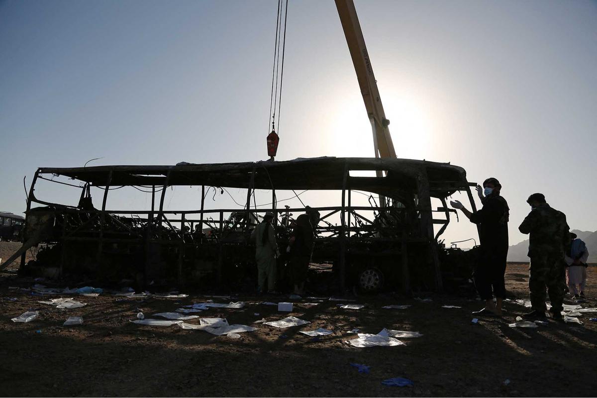 FOTO: Tragedi Maut di Herat,  79 Migran Afghanistan Tewas dalam Kecelakaan Bus
