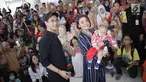 Penyanyi Afgan dan Rossa saat menghibur pasien anak-anak di RSCM, Jakarta, Senin (28/5). Acara tersebut merayakan ulang tahunnya Afgan yang ke-29 dan sekaligus menghibur pasien anak-anak. (Liputan6.com/Faizal Fanani)