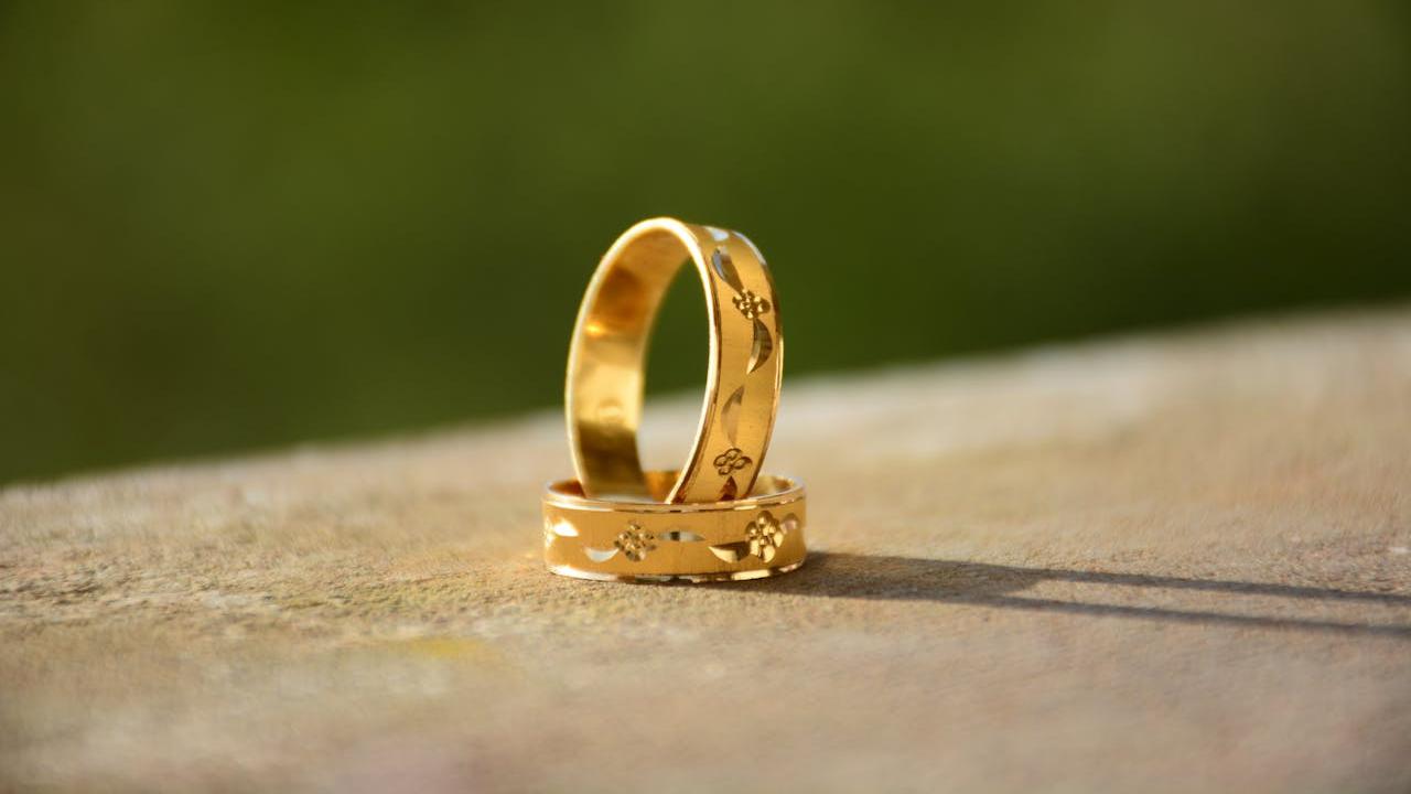 Pilih Cincin Emas atau Perak? Ini Panduan Lengkapnya untuk Anda