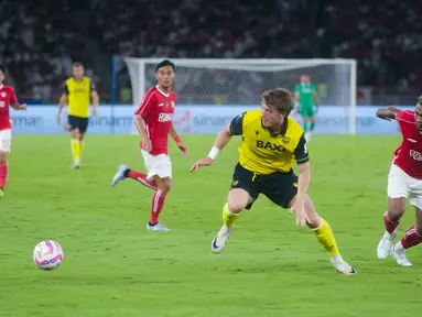 Sosok Ole Romeny menjadi sorotan saat pertandingan panas antara Oxford United vs Liga Indonesia All Star dalam ajang Piala Presiden 2025. (Bola.com/M Iqbal Ichsan)