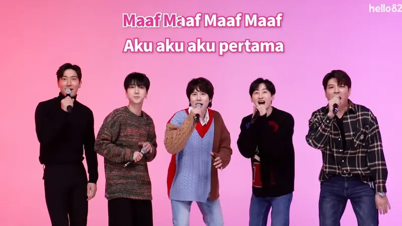 Super Junior menyanyikan lagu versi bahasa Indonesia. (Tangkapan layar YouTube/ Tokopedia)