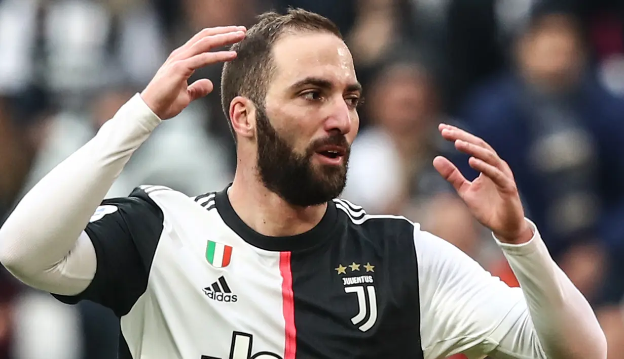 3. Gonzalo Higuain - Tenaga Higuain mungkin sudah tidak dibutuhkan oleh Pirlo mengingat usianya yang sudah tidak muda lagi. Higuain dikabarkan akan kembali ke Argentina musim depan dan ingin menutup karirnya di River Plate. (AFP/Isabella Bonotto)