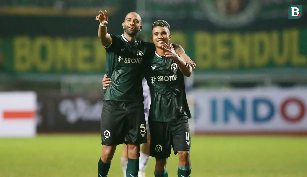 Pemain Persikabo 1973, Gustavo Tocantins (kanan) bersama Lucas Gama merayakan kemenangan atas Persebaya Surabaya usai laga pekan pertama BRI Liga 1 2022/2023 antara Persikabo 1973 melawan Persebaya Surabaya di Stadion Pakansari, Bogor, Senin (25/7/2022) malam WIB. (Bola.com/M Iqbal Ichsan)
