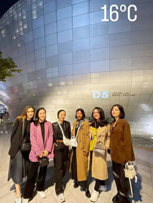 Ia kenakan t-shirt hitam dengan pleated midi skirt dan blazer hitam. [@yaswildblood]