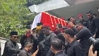Jenazah Guruh Soekarnoputra Diberangkatkan ke TPU Karet Bivak