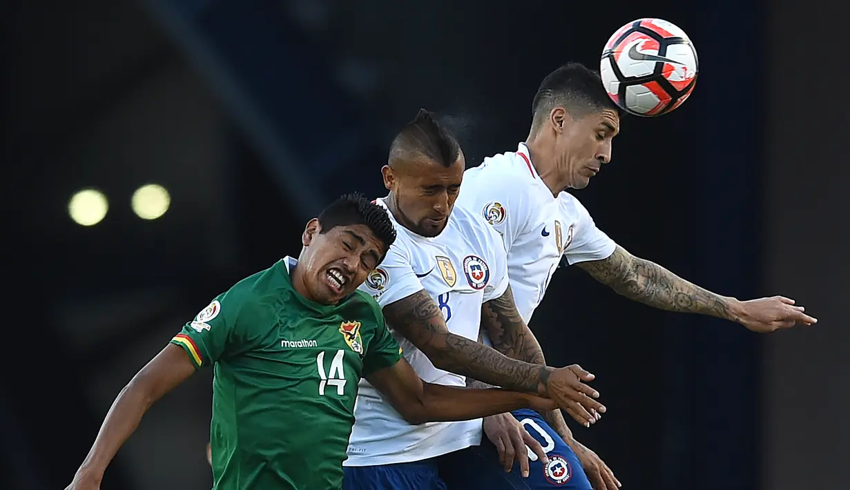 Pemain Bolivia, Raul Castro (kiri) berduel bola dengan pemain Chile, Arturo Vidal dan Pedro Hernandez pada babak penyisihan grup Copa America Centenario 2016 di Stadion Gillette, Foxborough, AS, Sabtu (11/6/2016) WIB. (AFP/Timothy A. Clary)