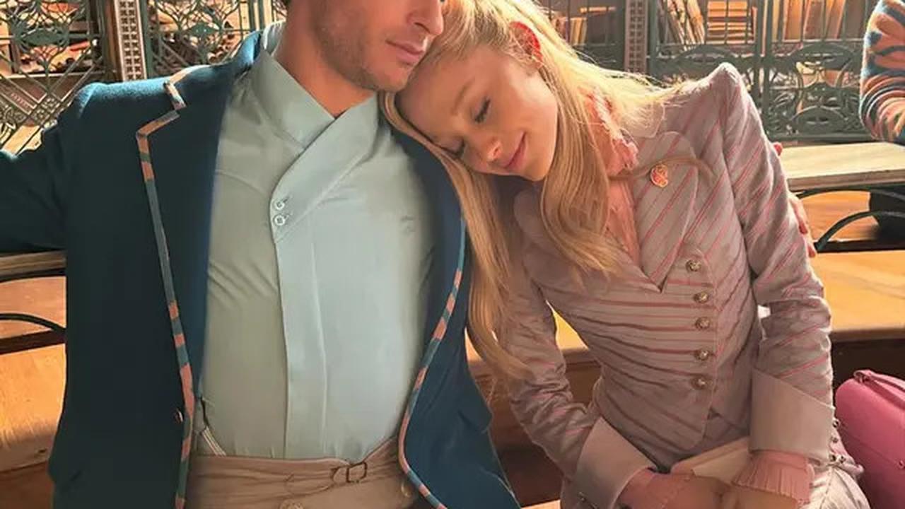 Pesona Ariana Grande dalam Balutan Dress Pink di Film Wicked