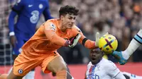 Kiper Chelsea, Kepa Arrizabalaga melakukan penyelamatan saat bertanding melawan Crystal Palace pada pertandingan lanjutan Liga Inggris di Stadion Stamford Bridge di London, Minggu (15/1/2023). Kemenangan ini tetap menempatkan Chelsea ke peringkat ke-10 dengan koleksi 28 poin dari 19 laga. (AP Photo/David Cliff)