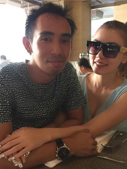 Bella Shofie menikah dengan Suryono, pengusaha kaya yang sudah beristri. Bella Shofie merupakan istri kedua Suryono. (via instagram/@bellashofie_suryo)