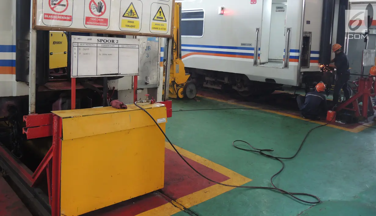 Petugas melakukan perbaikan pada gerbong kereta api di Depo Kereta Poncol Semarang, Kamis (31/5). PT KAI terus mengebut perbaikan gerbong kereta api yang akan digunakan untuk mengangkut pemudik Lebaran Idul Fitri 1439 Hijriyah. (Liputan6.com/Gholib)