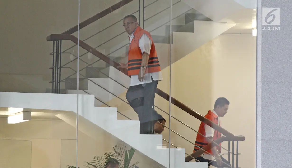 Cagub Sulawesi Tenggara Asrun dan Wali Kota nonaktif Kendari Adriatma Dwi Putra saat akan diperiksa di Gedung KPK, Jakarta, Jumat (25/5). Keduanya diperiksa terkait pengadaan barang dan jasa di Pemkot Kendari TA 2017-2018. (Liputan6.com/Herman Zakharia)