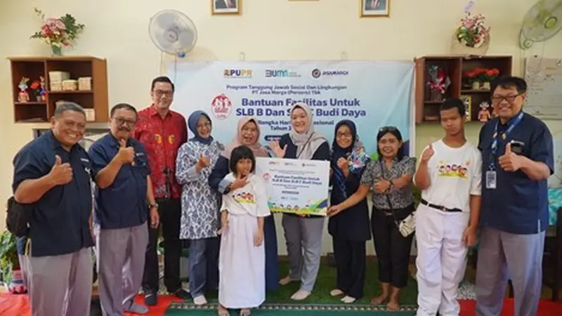 Jasa Marga Salurkan Bantuan Pendidikan ke Sekolah Luar Biasa Bagian B dan C Budi Daya Kasih Cijantung