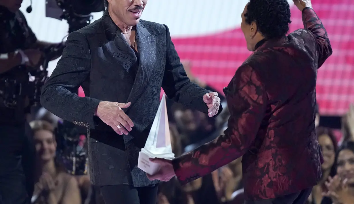Lionel Richie Raih Penghargaan di American Music Awards 2022 Foto