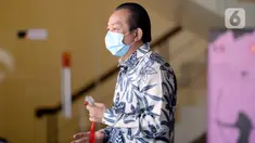 Advokat, Hardja Karsana Kosasih menunggu akan menjalani pemeriksaan di Gedung KPK, Jakarta, Rabu (20/5/2020). Hardja diperiksa sebagai saksi untuk menelusuri aset-aset tersangka mantan Sekretaris Mahkamah Agung (MA), Nurhadi. (merdeka.com/Dwi Narwoko)
