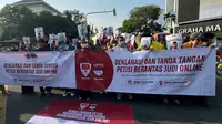 Ratusan mahasiswa dari Himpunan Mahasiswa Ilmu Politik (Himapol) Indonesia bersama Badan Eksekutif Mahasiswa Perguruan Tinggi Muhammadiyah (BEM PTM) Zona III menggelar deklarasi mendukung pemerintah berantas judi online. (Istimewa)