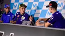 Pembalap tim Yamaha, Valentino Rossi berbincang dengan rekan setimnya, Maverick Vinales saat konferensi pers MotoGP Aragon 2017 di Sirkuit MotorLand, Kamis (21/9). Rossi hanya tiga pekan bangkit dari patah tulang kaki di dua tempat. (JAVIER SORIANO/AFP)
