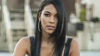 Sutradara X-Men: Apocalypse memajang foto Alexandra Shipp bersama rekannya dalam film.