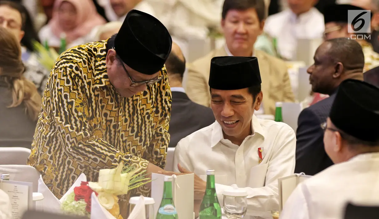 Ketua DPD Oesman Sapta Odang bersalaman dengan Presiden Joko Widodo saat menghadiri acara  buka puasa bersama di Jakarta, Rabu (14/5/2019). Acara buka puasa tersebut dihadiri sejumlah tokoh-tokoh dan petinggi partai politik. (Liputan6.com/Johan Tallo)