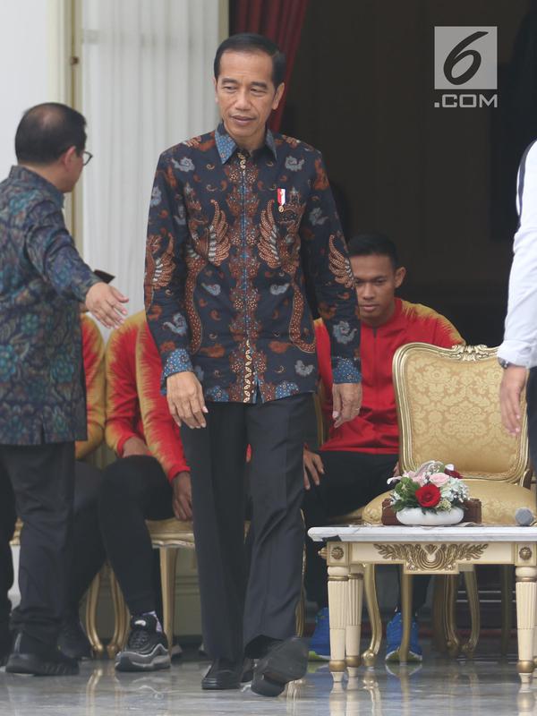 Presiden Jokowi menerima pemain Timnas U-22 Indonesia dan ofisial di Istana Merdeka, Jakarta, Kamis (28/2). Jokowi mengadakan pertemuan dengan Timnas U-22 Indonesia yang baru saja menjuarai turnamen Piala AFF U-22. (Liputan6.com/Angga Yuniar)