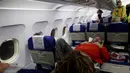 Pengungsi Yahudi Ukraina dan imigran baru dengan kesehatan buruk yang melarikan diri dari perang di negara mereka menunggu untuk turun dari pesawat setibanya di Bandara Ben Gurion, Tel Aviv, Israel, 22 Desember 2022. Sebanyak 100 orang Yahudi Ukraina tiba di Israel, termasuk beberapa penumpang yang terbaring di tempat tidur dan dalam kondisi sakit. (GIL COHEN-MAGEN/AFP)