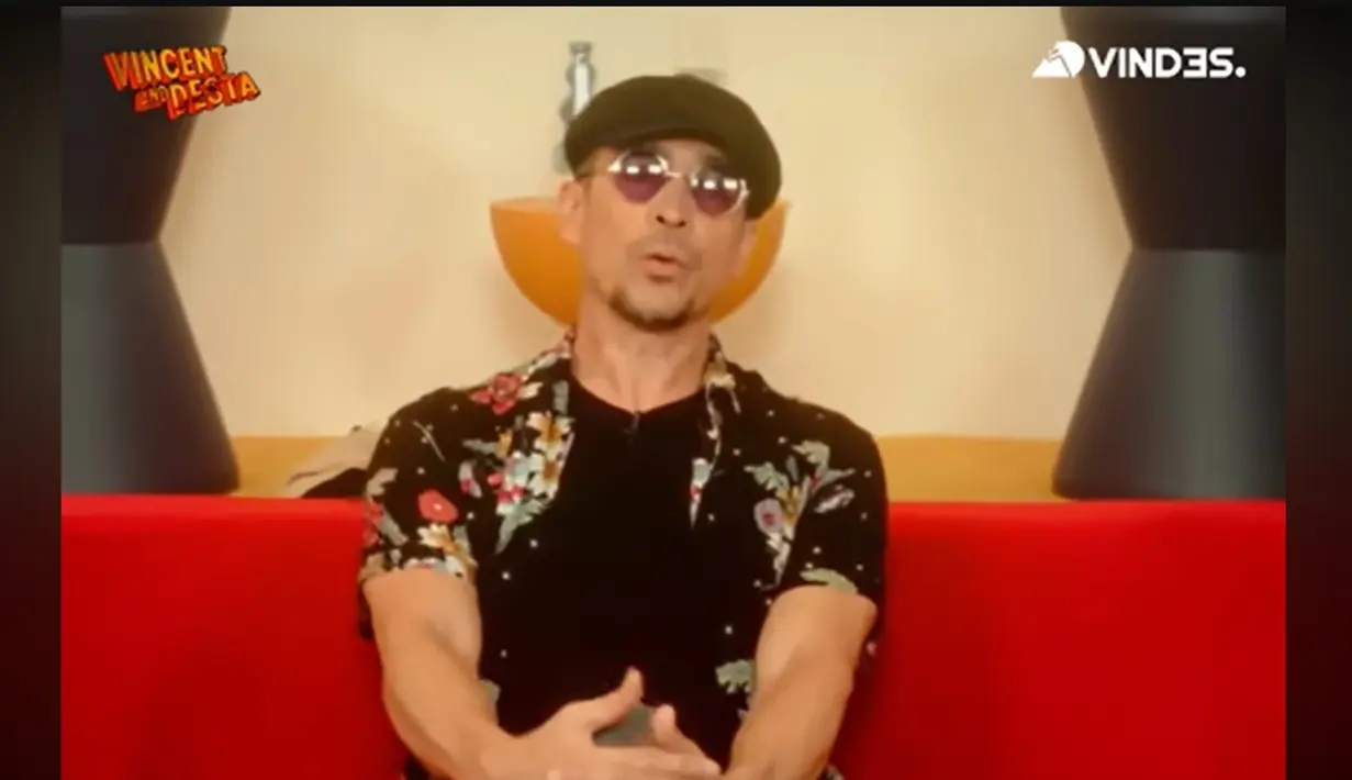 Hal itu terungkap rahasianya memiliki badan sehat dan bugar di usia yang tak muda lagi. Ia mengaku sebelumnya mengaku memiliki perut buncit dan kolestrol tinggi. Tubuhnya menjadi lebih sehat setelah ia bekerja sebagai kuli bangunan. [Youtube/Vindes]