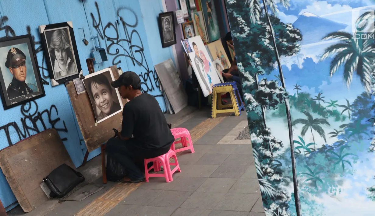 Pelukis beraktivitasdi trotoar jalan Pintu Besar Selatan Kawasan Kota Tua Jakarta, Rabu (23/1). Sejak diluncurkan Oktober tahun lalu, Street Gallery Art diharapkan bisa meningkatkan jumlah wisatawan ke Kota Tua Jakarta. (Liputan6.com/Helmi Fithriansyah)