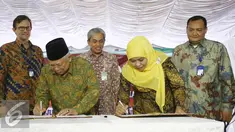 Ketua MUI KH Ma’aruf Amin (kiri) dan Mensos Khofifah Indar Parawansa saat menandatangani MoU program edukasi keuangan syariah '1 Juta Umat Mandiri' di Tangerang, Senin (30/5).(Liputan6.com/Angga Yuniar)