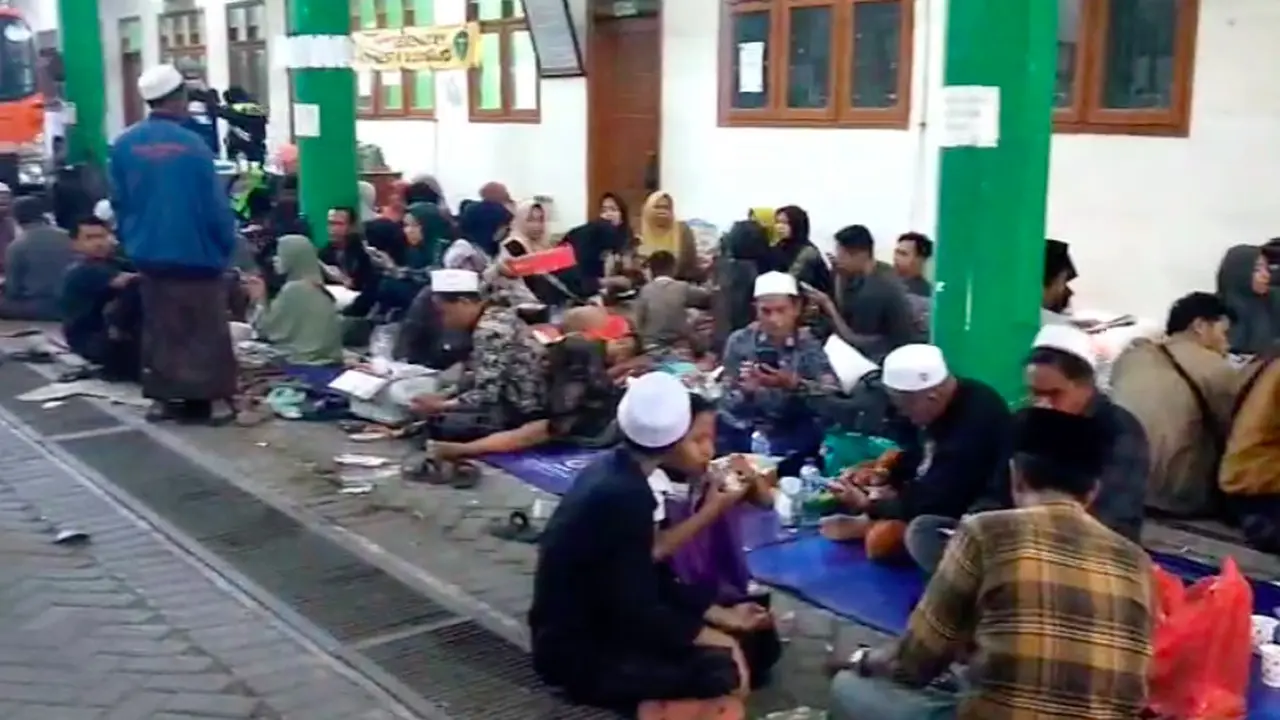 Keluarga santri menunggu proses evakuasi korban runtuhnya bangunan Ponpes Al-Khoziny