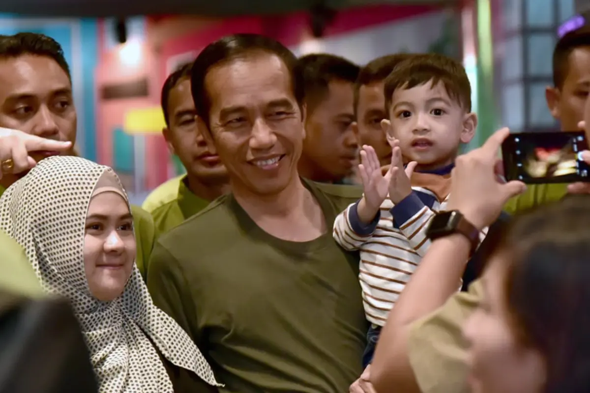 Keseruan Jokowi Malam Minggu dengan Jan Ethes di Mal Bogor