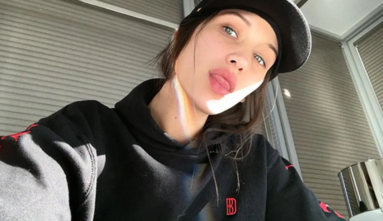 Melansir Aceshowbiz.com (26/1), dilaporkan Bella Hadid terlihat sedang bersama Kendall Jenner di Paris, Perancis, setelah menghadiri Paris Fashion Week pada 2 Januari 2017 lalu. (Instagram/bellahadid)