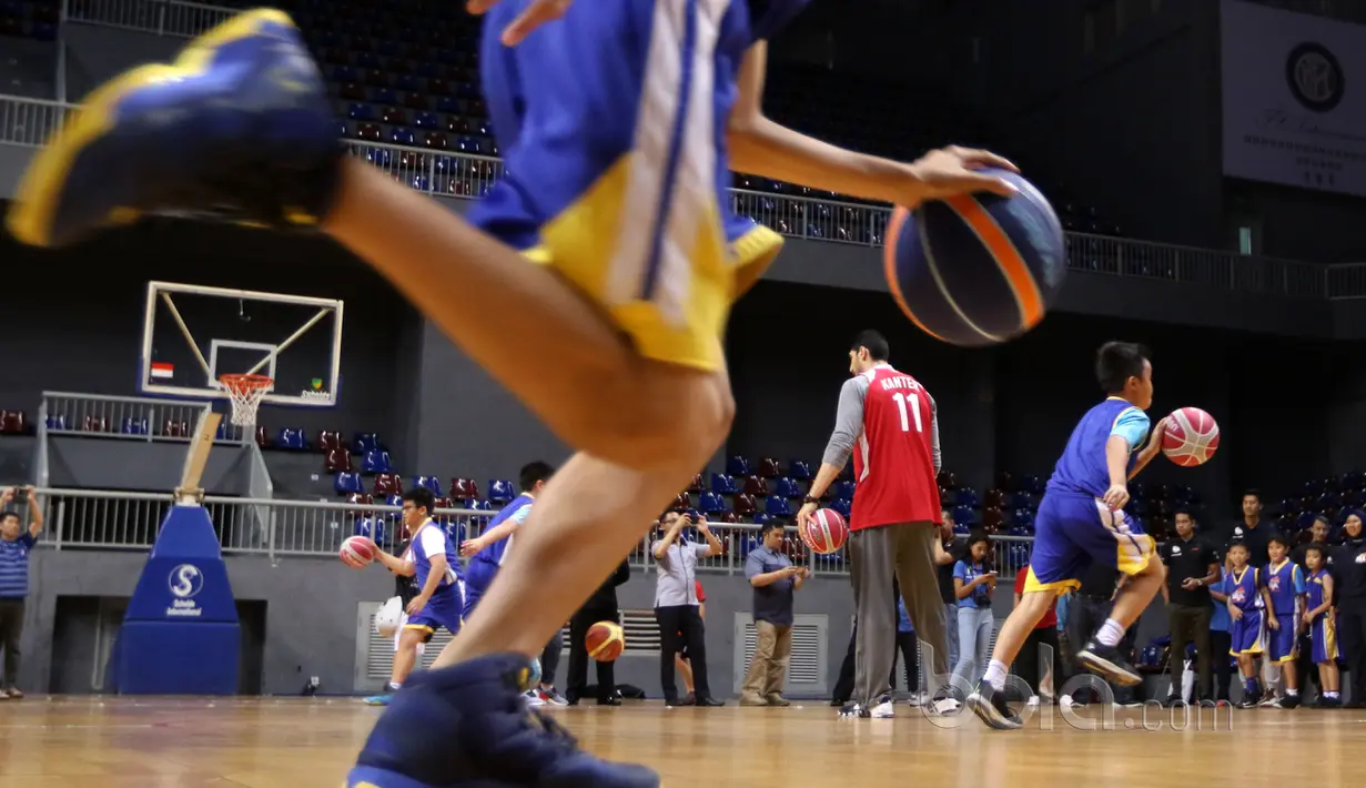 Peserta Coaching Clinic dari Indonesia Basketball Academy menggiring bola sesuai instruksi Enes Kanter di Britama Arena, Jakarta, Kamis (18/5/2017).  (Bola.com/Nicklas Hanoatubun)
