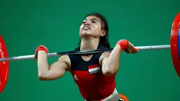 Lifter putri Indonesia, Sri Wahyuni Agustiani saat tampil di kelas 48 kilogram pada Olimpiade 2016, Brasil, Minggu (7/8). Sri berhasil meraih medali perak, meski berstatus sebagai atlet debutan di ajang Olimpiade. (REUTERS)